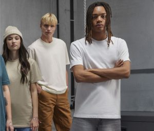 Polera B&C E220 de algodón peinado sostenible, ideal para impresión o bordado personalizado en Chile
