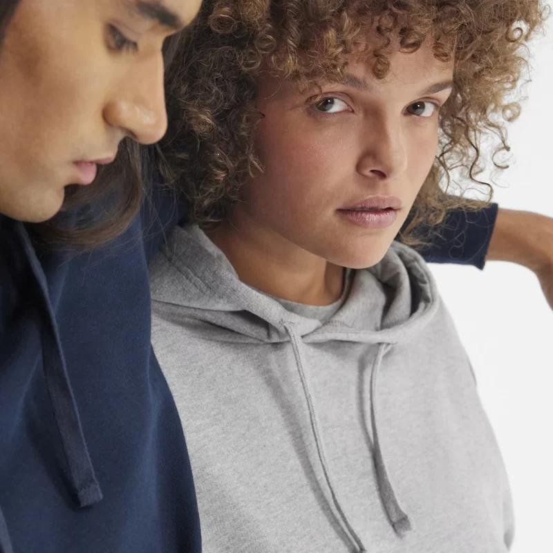 Polerón B&C ID.333 con gorro y bolsillo canguro, ideal para impresión DTG y bordado personalizado en Chile